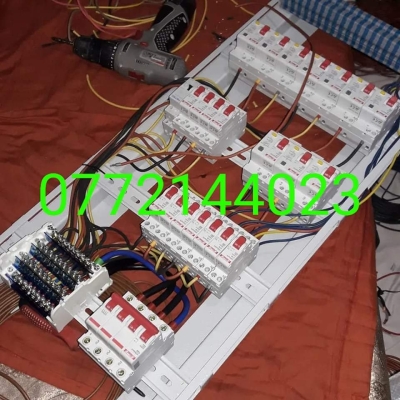 Hocine. Électricien